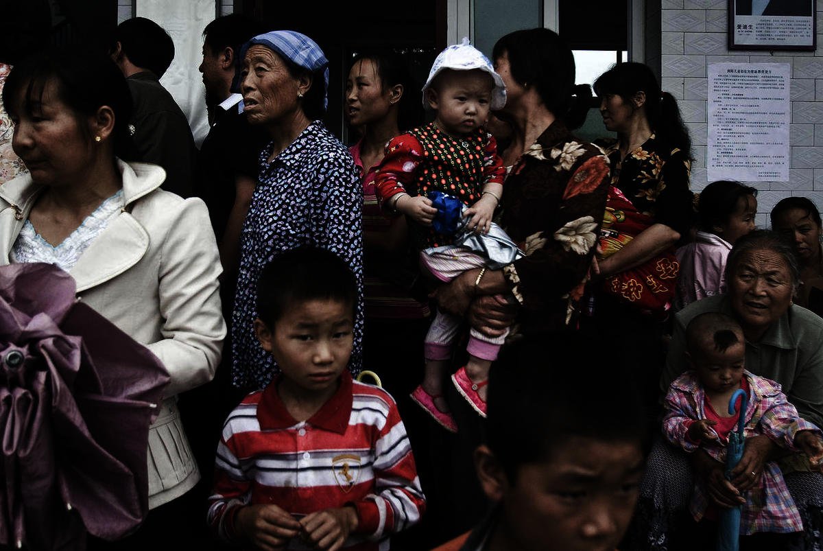 EnvJustice's tweet photo. A smelting plant in Shaanxi Province 🇨🇳 has been completely shut down after villagers protested the lead poisoning 🤒 of 600+ children in 2009. However, the project resumed SHORTLY after suspension &amp; caused a series of conflicts &amp; injustices.

Details: https://t.co/3CE74d38m6 https://t.co/KtnajsSutH
