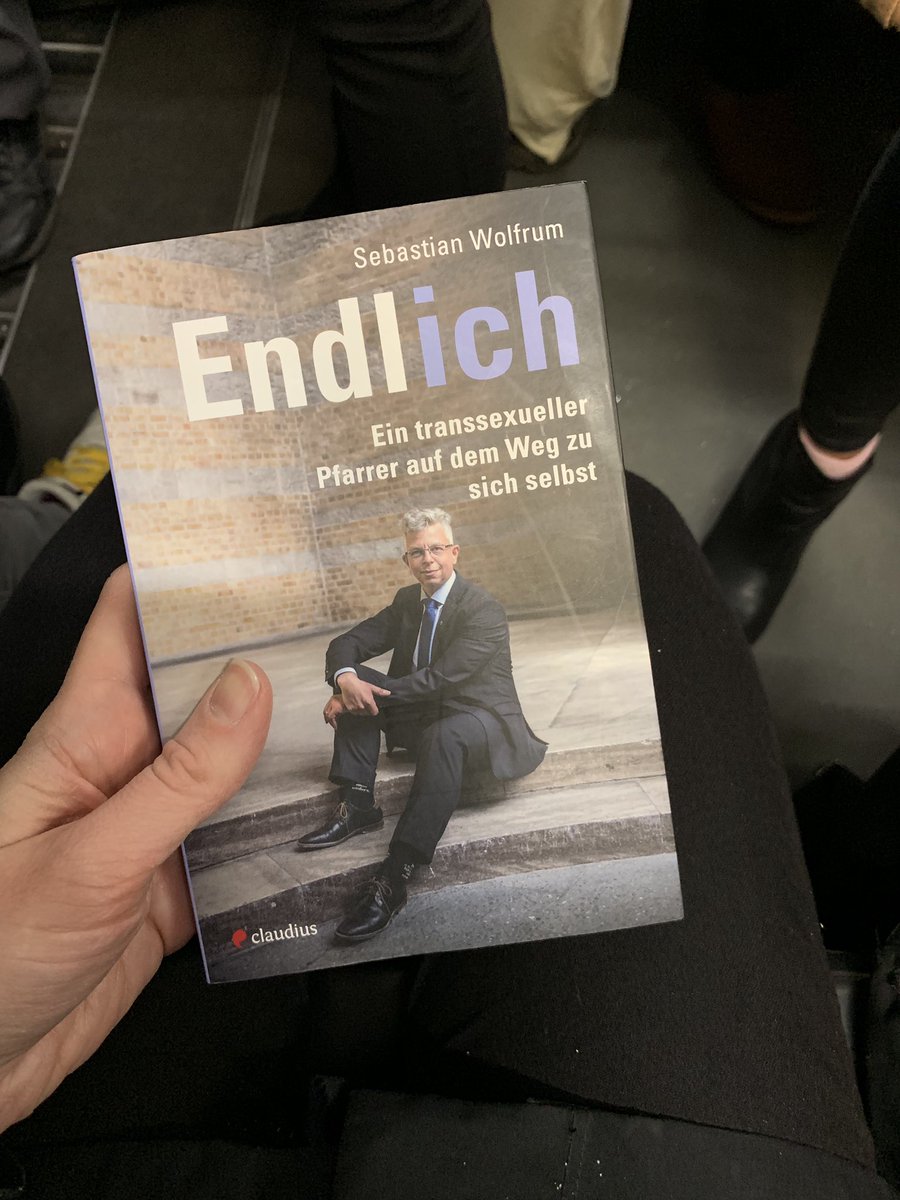 theresaliebt's tweet photo. Ausgelesen und tief bewegt.
Danke @Finnwolf17 für dieses ehrliche, zu Tränen rührende und hilfreiche Werk. Deine Worte bestärken mich total darin Menschen Mut zu machen zu sein wer sie sind! ❤️
#trans #endlichich https://t.co/FBxR4zFXNP