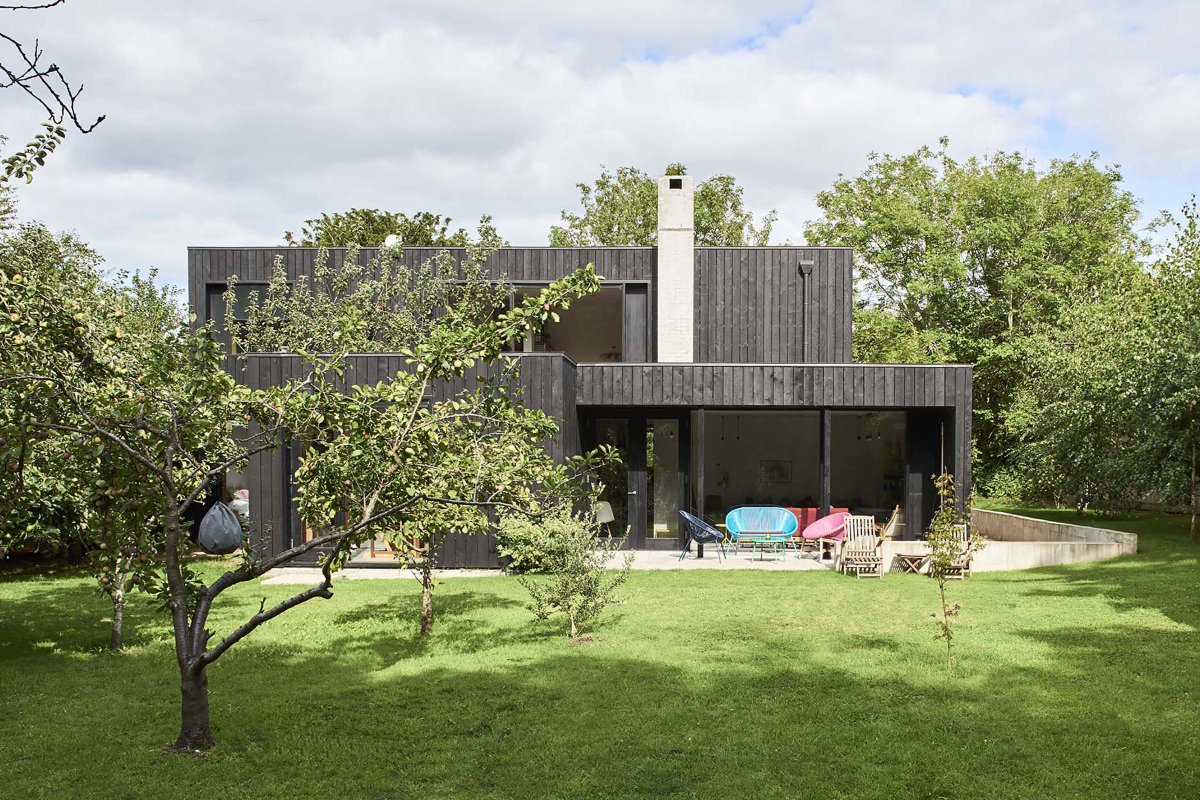 VIEWING DAY THIS WEEKEND: Saturday 6th April
A RIBA-award winning family home located in the seaside village of Totland, Isle of Wight. 
bit.ly/2HQliO9