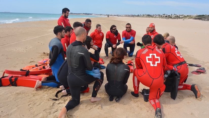 CreuRojaLleida's tweet photo. La Marina Clos, del nostre equip de formació en salvament aquàtic ha participat a les jornades #MundoSOS que s'han celebrat a #Chiclana, a Cadis, destinades a responsables del #salvamentaquàtic a platges. Va ser la facilitadora al taller de Tècniques de Rescat" 🏊♀️🏊♂️ https://t.co/4bvdhFVBUx