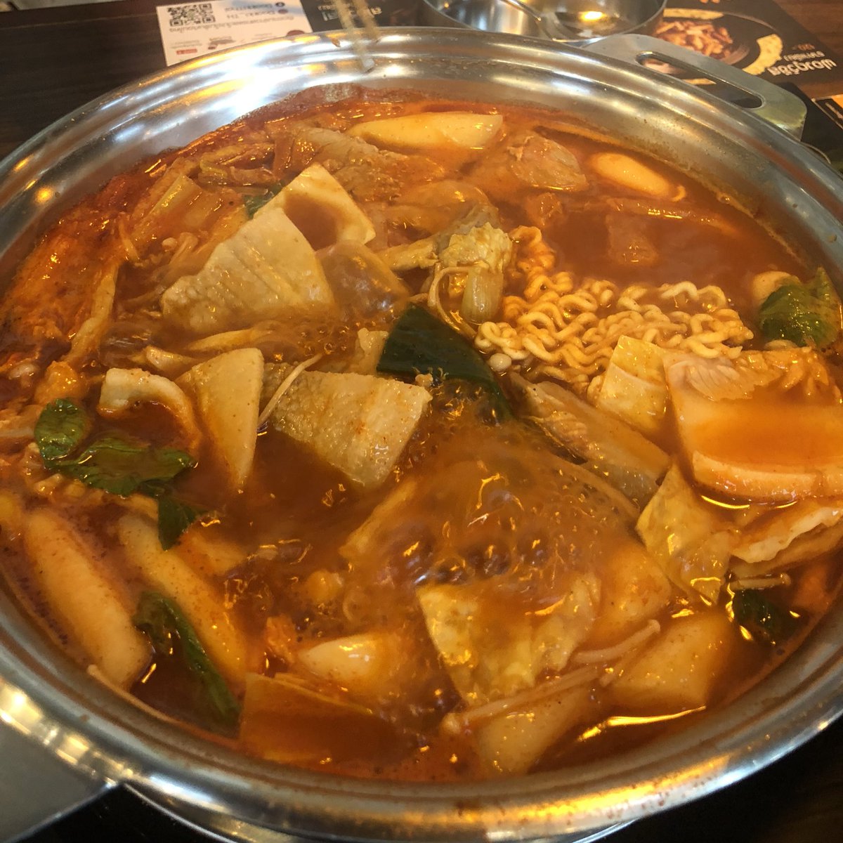 ginaraigordai's tweet photo. 📍ddooki topokki เอสพลานาด บุฟเฟ่ต๊อกหม้อไฟ299บาท!!! แซ่บเว่อ วาไรตี้อาหารเยอะมาก ทั้งสันคอ เบคอน ต๊อกมันม่วง ต๊อกชีส ไก่ ไส้กรอก โอเด้ง แถมมีของทอดอีก มันหวานทอดคือห้ามพลาด! ตอนจบอย่าลืมทำข้าวผัดโรยสาหร่าย ห���มน้ำมันงารัวๆ #nnpamagin #อร่อยไปแดก #อร่อยบอกต่อ @aroii @reviewaroii https://t.co/sAkh1kiTWZ