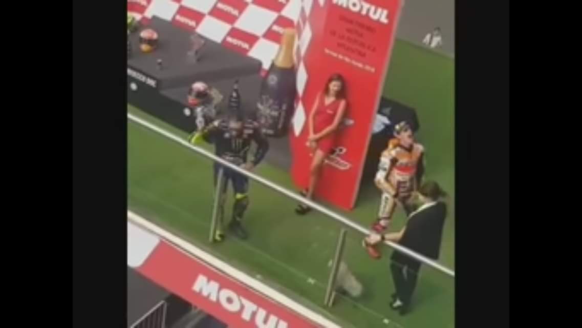GianlucaSestu46's tweet photo. Gesto di Marquez verso I tifosi Argentini di Vale... ti aspettiamo al Mugello #iostoconvale #MotoGP #ArgentinaGP #SkyGPArgentina #marquezmerda #biscottaro https://t.co/mknh5oTa8T