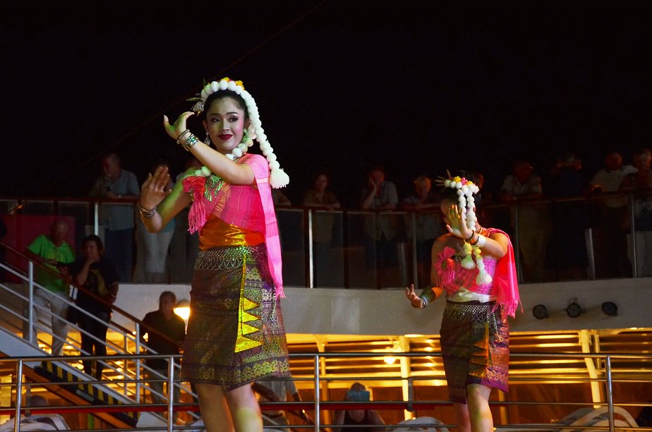 MV_Columbus's tweet photo. Traditional Thai dancing @MV_Columbus https://t.co/AGLC5lSlIf