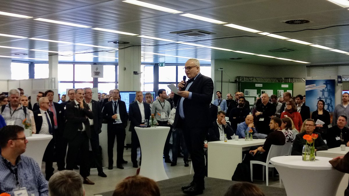 Datareport's tweet photo. Hans-Henning Lühr, Staatsrat in Bremen, bei der Dataport Hausmesse: #Dataport ist der Fels in der Brandung der Digitalisierung #DPHM19 https://t.co/MNTHuDAwel