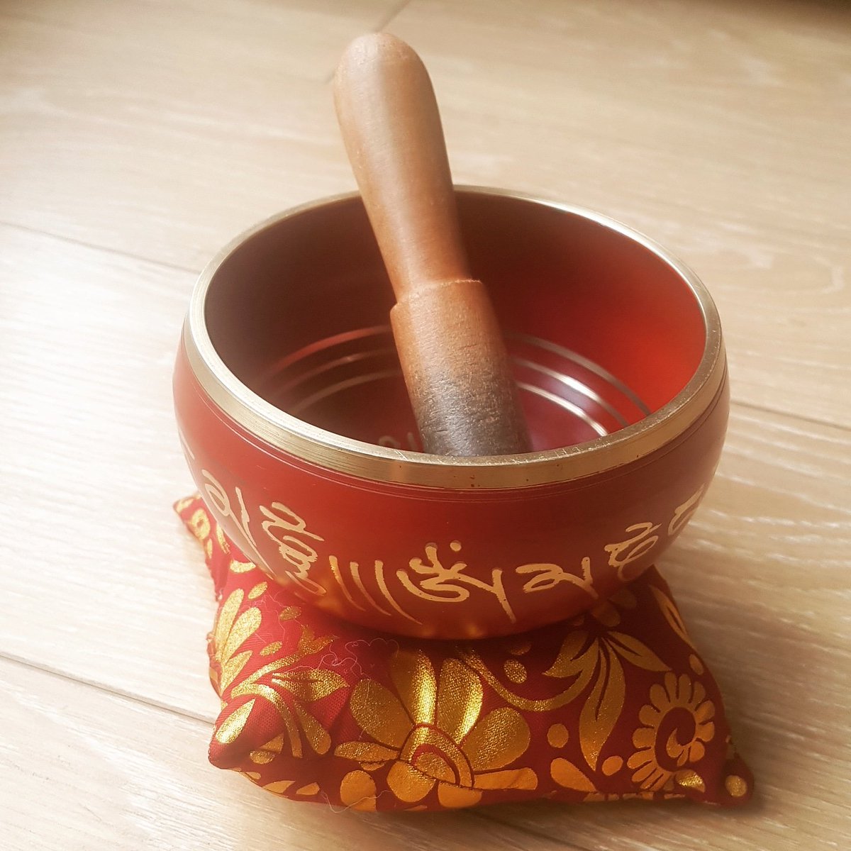 TheShaolinYogi's tweet photo. Received this lovely singing bowl as a present from Dr Deepa @ayurvedapura !It's beautiful and sings loudly! It is believed that the louder a mantra is, the further the effect reaches

#Ayurveda #Ayurvedapura #SingingBowl #singingbowls #Mantras #shaolin #kungfu #martialarts https://t.co/yuhuOlRGhT