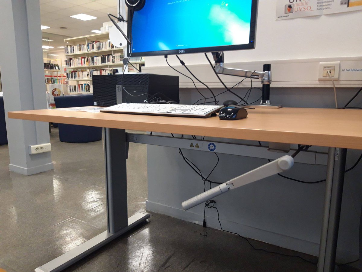 bibuvsq's tweet photo. #BUVélizy participe à #JournéeHandiFac de sensibilisation au #handicap #saeph à @iut_velizy : aujourd'hui 2/04/19 venez tester le poste informatique adapté (souris-scan, table ajustable, clavier adapté aux déficiences visuelles) @uvsq https://t.co/mvmcF0T0Hg https://t.co/KMl9ZoASmI