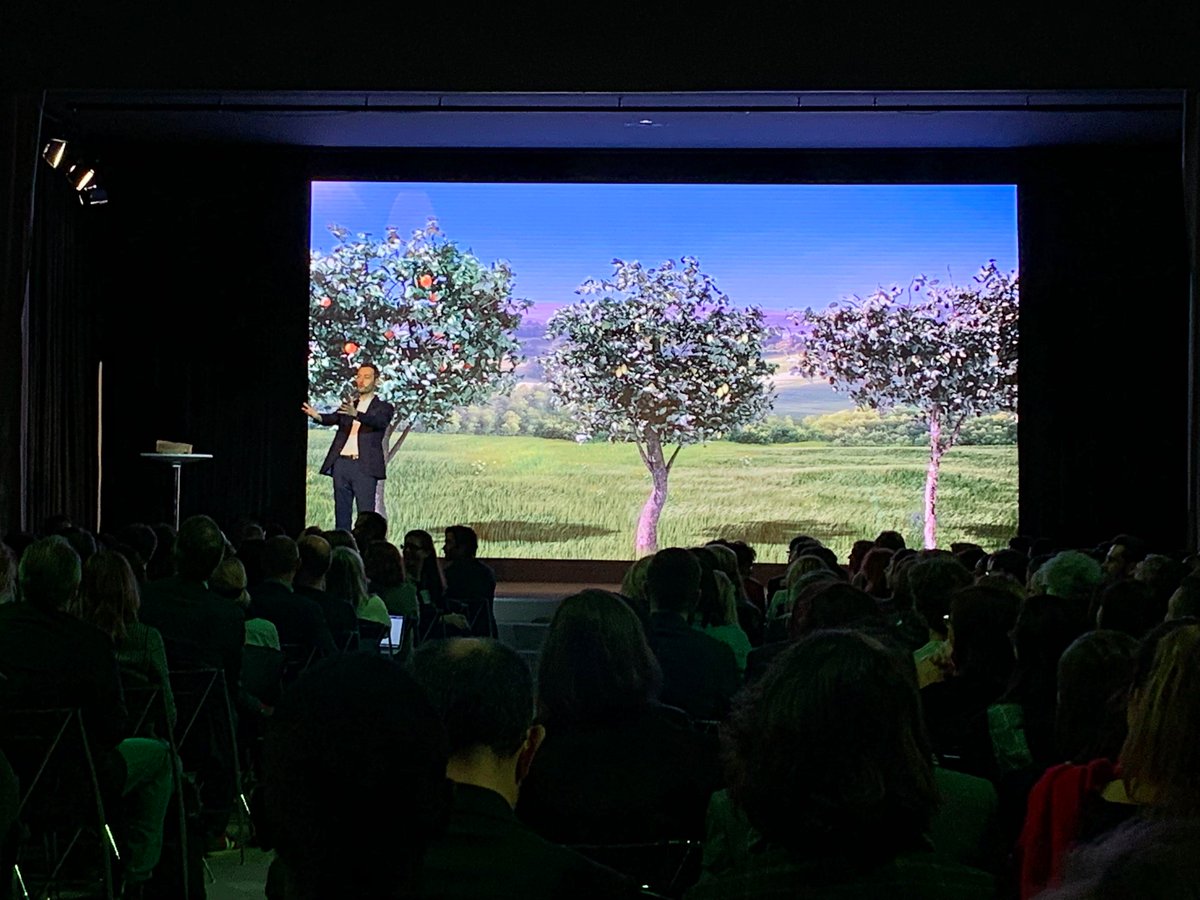 m6publicite's tweet photo. Raphaël Cusset, néo-magicien nous illustre la #ville du futur à travers un tour de #magie hors du commun @open_zone_fr 

#TendancesM6Pub https://t.co/6h75QyoSfJ