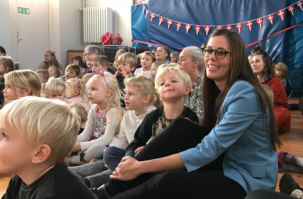 Går dit barn i en supergod dagpleje, vuggestue eller børnehave?👶👦👧 Så kan du nu indstille stedet til Årets Dagtilbud 2019. Prisen uddeles af <a href="/Boerne_Social/">Tidligere konto for Børne- og Socialministeriet</a>, <a href="/FOA_dk/">FOA</a>, <a href="/bupldk/">BUPL</a> og @kommunerne. Fotoet er 2018, hvor vuggestuen og børnehaven Nyrup vandt 🥇
bit.ly/2TRH5Yl