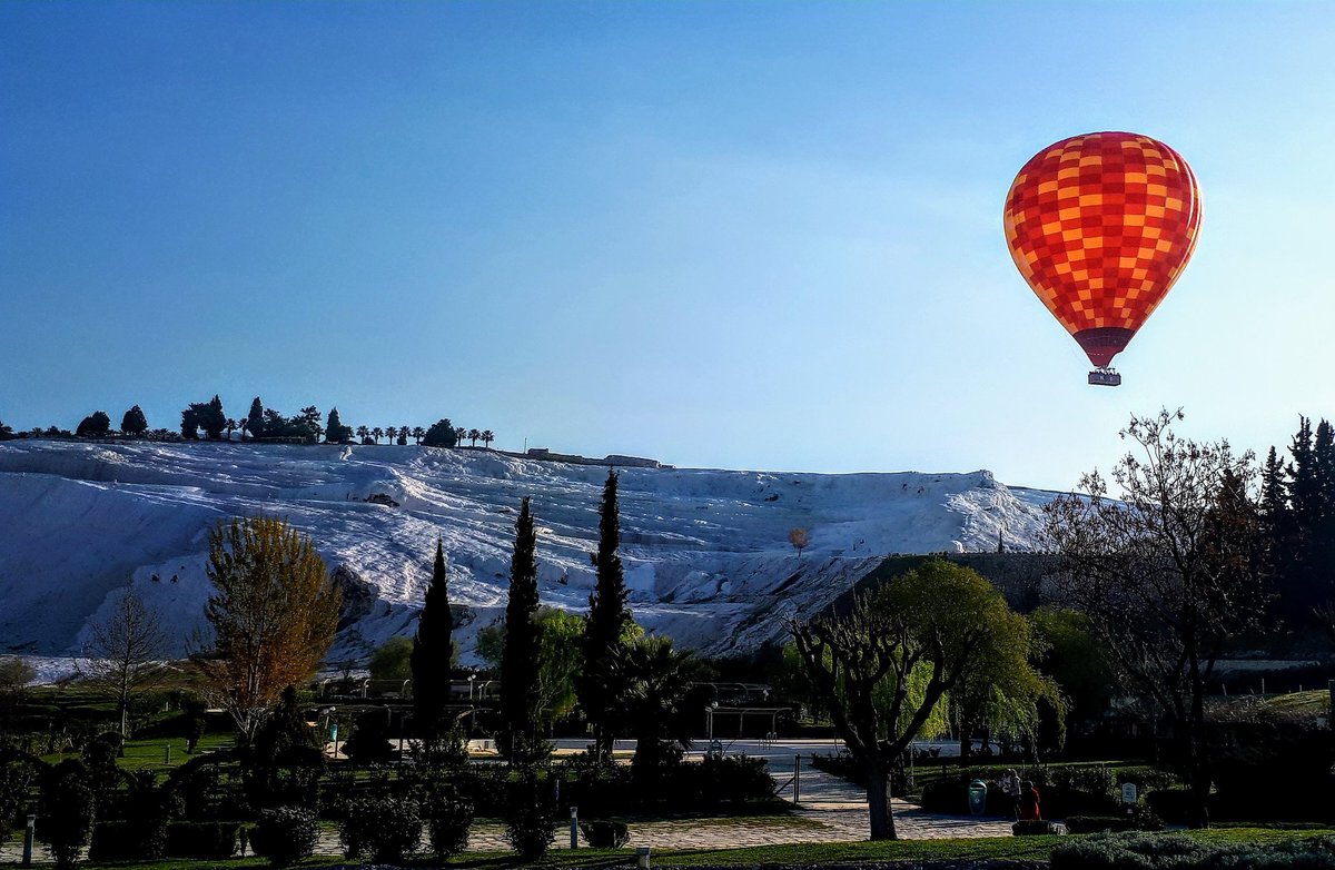 babila68's tweet photo. El #paseodelglobo en #pamukkale #castillodealgodon #viajar #travel #viagens #agenciadeviagens #guiaturco https://t.co/XdDbrcM00c
