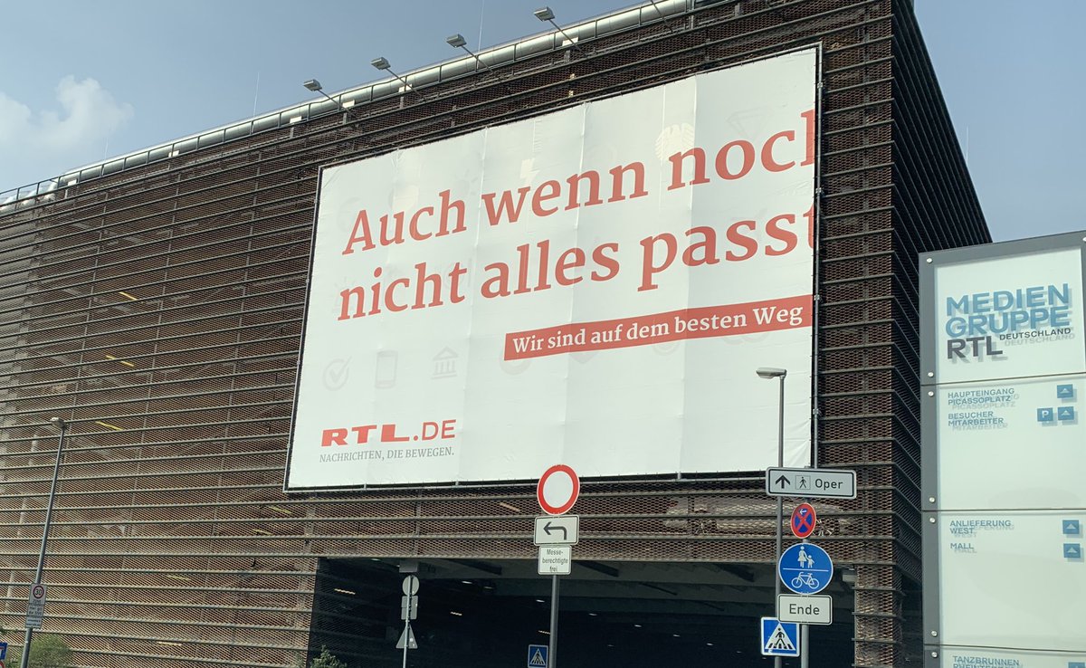 Ich mag es sehr, wenn man über sich selbst lachen kann. Gelungene und sympathische Werbekampagne von <a href="/RTLde/">RTL</a>! 👍🏻 <a href="/MediengruppeRTL/">RTL</a> #Köln
