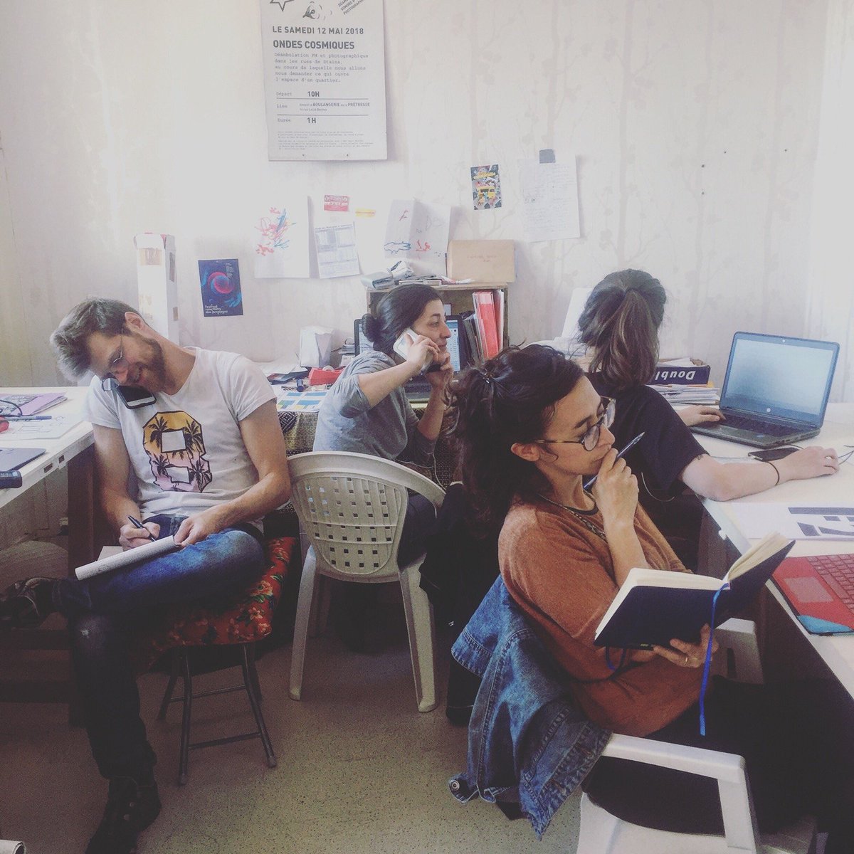 CollectifRandom's tweet image. Ça bosse dur en coulisses, pour préparer le final d' "Histoires et Humeurs d'Humains Migrateurs" à @La_Courneuve ! 
RDV le 27 avril, aux #4000Nord, barre #Robespierre !