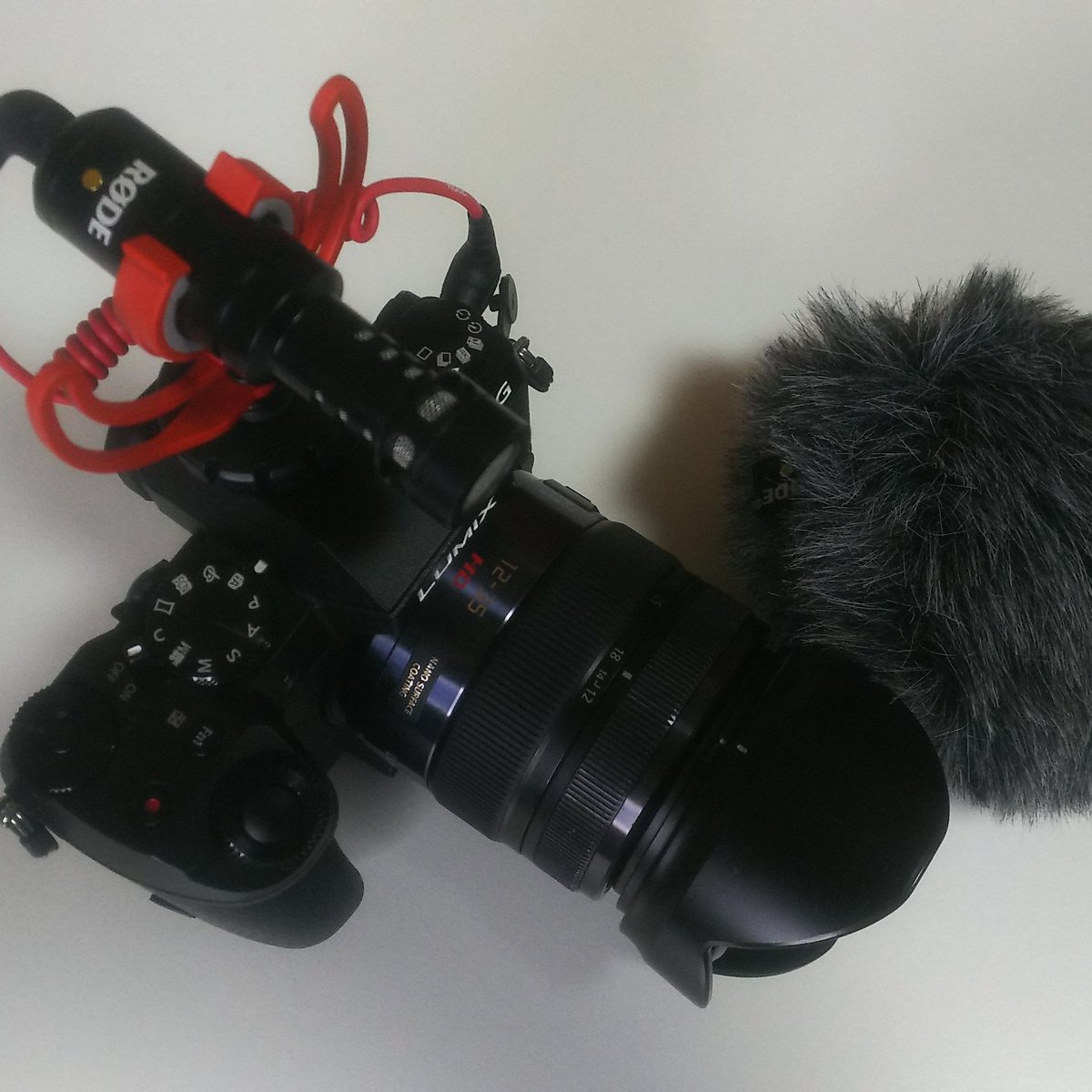 rickarenamusic's tweet image. パナソニックのG7っていうカメラを動画用に使ってるのですが声がこもるんですよ😢それで外付けマイクのRODEのVideoMicroを付けてみたら結構くっきりとして驚きでした😆ノイズは気持ち少なくなったかなって感じです🎵後ろからの声は内蔵マイクの方が拾います
#パナソニックG7 #Videomicro #外付けマイク