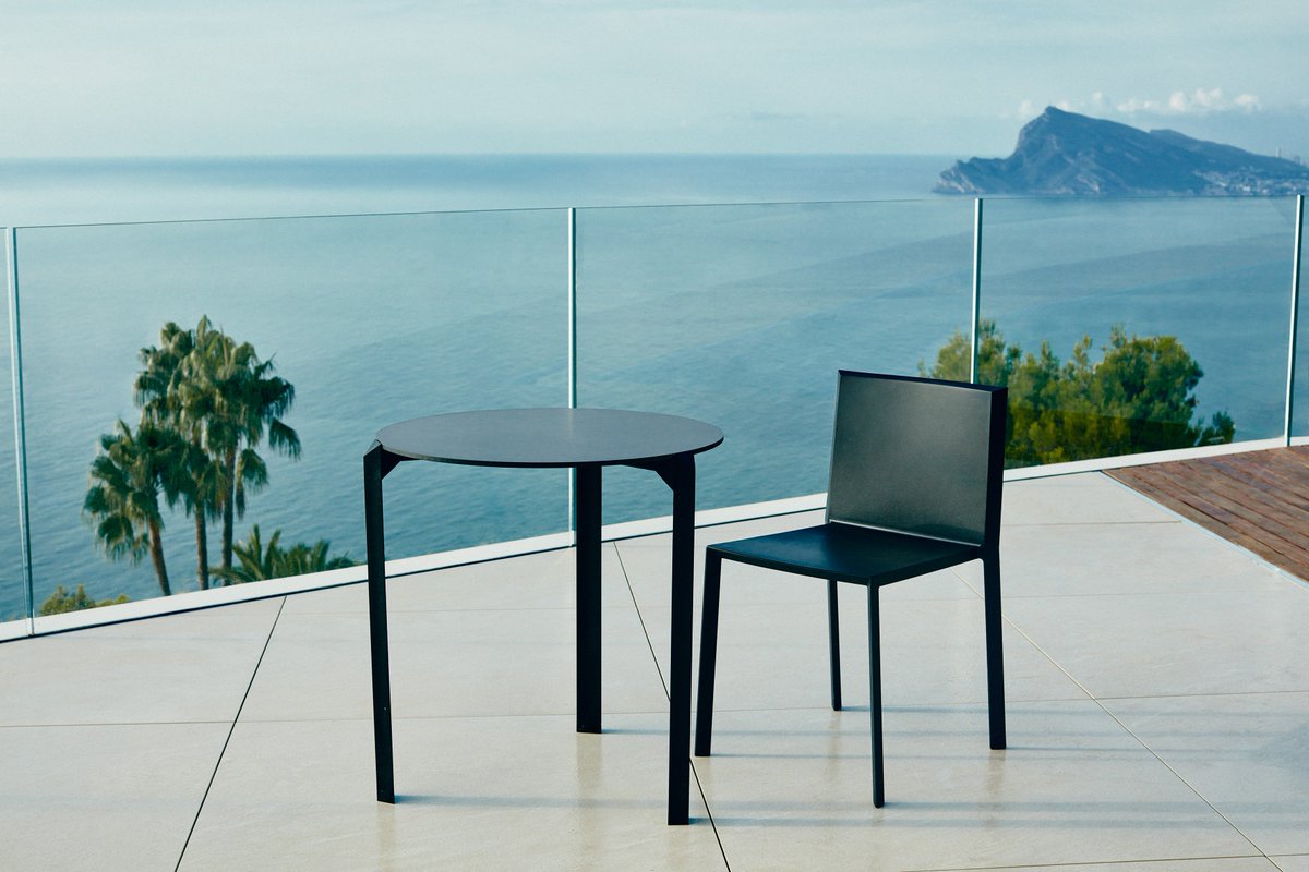 architonic's tweet photo. New QuartzCollection designed by Ramon Esteve for @VONDOMSpain is characterized by its orthogonal geometry and triangular shaped profiles. Due to the line of one of its vertexes this piece appears extremely light. https://t.co/t0YQeLtx3T #quartzcollection #hospitalitychair https://t.co/8WtrkDnSpf