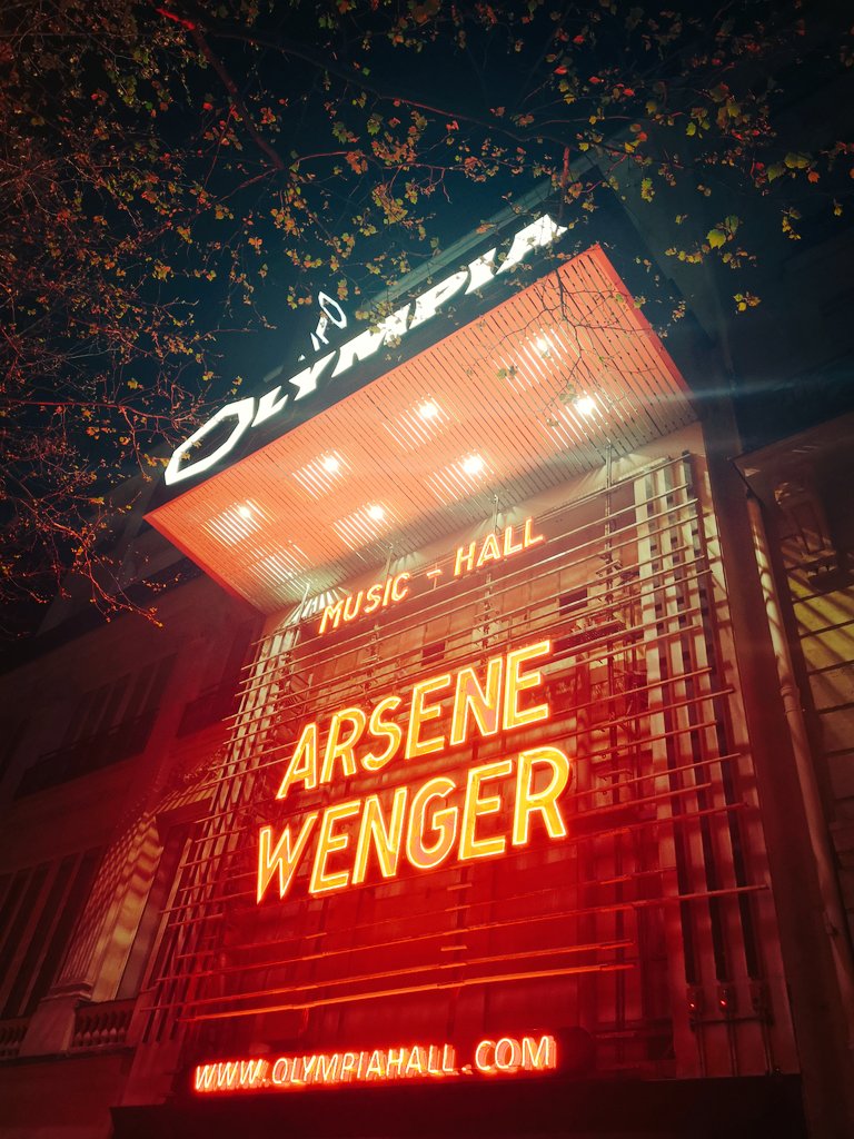 ArsenalFansFR's tweet photo. Tonton Wenger sur la scène mythique de @OLYMPIAHALL 🤯

2h de pur kiff : il nous a livré le récit de sa vie, ses méthodes, ses rêves, ses convictions... Un homme doté d'une grande sagesse et humilité.

Merci coach, nous avons bu tes belles leçons de vie! 🙏🏼

#ONEARSENE ❤️😍⚪ https://t.co/Gc9Z6j9yy0