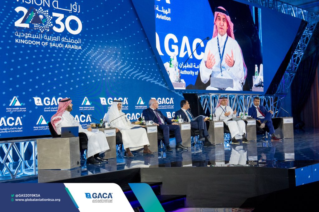 GAS2019KSA's tweet photo. بدأت الجلسة الحوارية الثامنة من #مؤتمر_الطيران_المدني_الدولي لمناقشة المطارات المستقبلية وتطورها التقني. https://t.co/yDCaqNKYkg