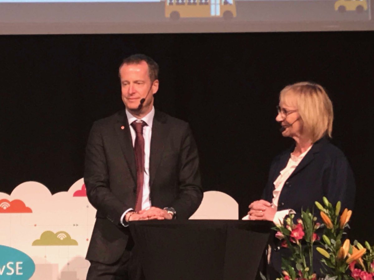 Nu har <a href="/DigiGovSE/">DigiGov</a> kickat igång. <a href="/Ygeman/">Anders Ygeman</a>  och @lenamicko på plats. Anders menar att vi ska lägga resurser i digitaliseringe på det som ger bäst nytta. Lena Micko menar att det är dags att leverera nu om vi ska nå visionen om världsbäst ehälsa 2025 <a href="/ehalsa2025/">Vision e-hälsa 2025</a>  @RISEICT #ehälsa