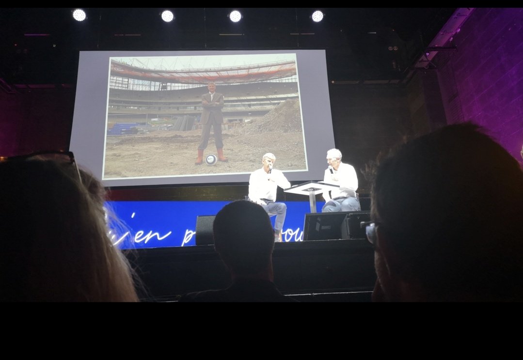 ArsenalFansFR's tweet photo. Tonton Wenger sur la scène mythique de @OLYMPIAHALL 🤯

2h de pur kiff : il nous a livré le récit de sa vie, ses méthodes, ses rêves, ses convictions... Un homme doté d'une grande sagesse et humilité.

Merci coach, nous avons bu tes belles leçons de vie! 🙏🏼

#ONEARSENE ❤️😍⚪ https://t.co/Gc9Z6j9yy0