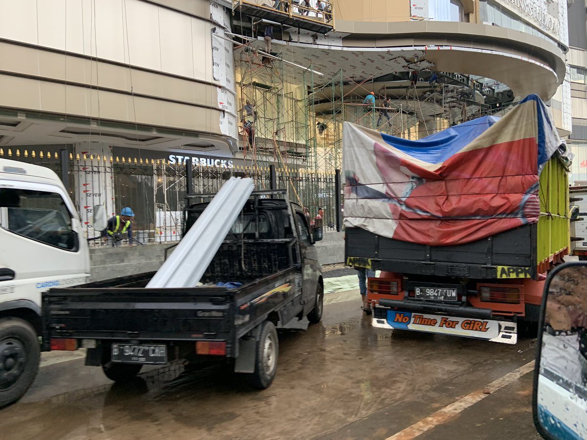 raniti_'s tweet photo. @TMCPoldaMetro @RadioElshinta Mohon bantuannya utk menertibkan mobil2 box depan Transpark Cibubur yg parkir makan 2 lajur sdg loading barang. Macet parah imbasnya sdh sampai rest area cibubur https://t.co/9fXasgyxuI