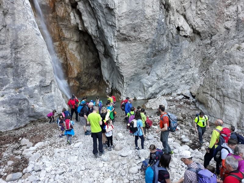 CAI150's tweet photo. Prima uscita 2019 alla cascata di #Lenghen per i ragazzi dell’#AlpinismoGiovanile del #CAI #Ballabio!
Il #31marzo i ragazzi hanno attraversato #Linzanico, #Navegno e #Calech prima di arrivare ad uno degli angoli più suggestivi della #ValMonastero: https://t.co/Cpo7jaAzoY https://t.co/b5QJ0hD4FK