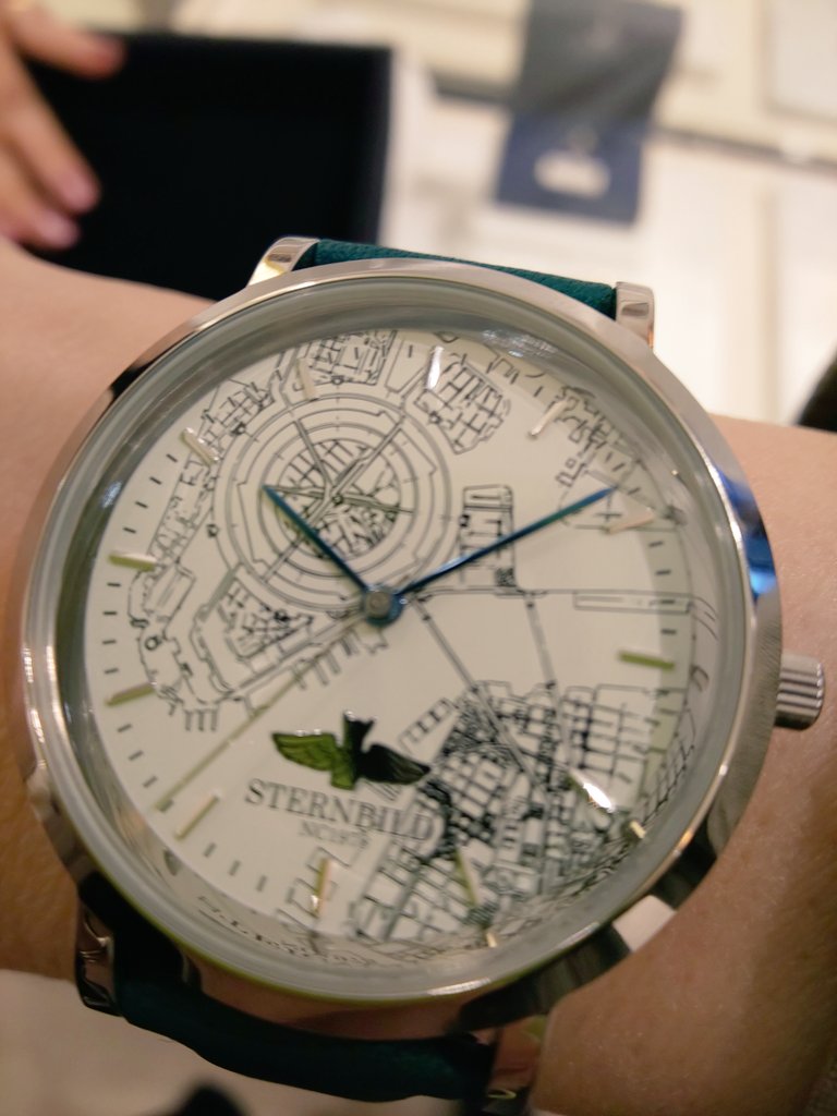 さっそく腕時計見てきた✨思ったよりベルトが細めでいいかも。私が付けるとゴツく見えるけど実際はそうでもありませんでしたよ～