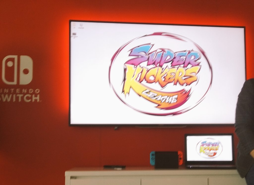 VideojuegosGAME's tweet image. Hoy estamos en el Showroom de @NintendoES para descubrir #SuperKickersLeague de la mano de su creador, Joan Pons de @XalocStudios ⚽ ¡Aquí no hace falta que sepas mucho de fútbol, sino tener ganas de pasarlo genial porque el juego es muy divertido! 😊