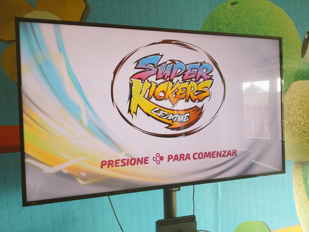 VideojuegosGAME's tweet image. Hoy estamos en el Showroom de @NintendoES para descubrir #SuperKickersLeague de la mano de su creador, Joan Pons de @XalocStudios ⚽ ¡Aquí no hace falta que sepas mucho de fútbol, sino tener ganas de pasarlo genial porque el juego es muy divertido! 😊