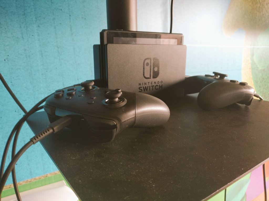 VideojuegosGAME's tweet image. Hoy estamos en el Showroom de @NintendoES para descubrir #SuperKickersLeague de la mano de su creador, Joan Pons de @XalocStudios ⚽ ¡Aquí no hace falta que sepas mucho de fútbol, sino tener ganas de pasarlo genial porque el juego es muy divertido! 😊