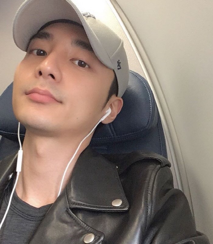 theseoulstory's tweet photo. According to this article, Mr. Kim in Jung Joon Young's KakaoTalk group chat is singer Roy Kim. His agency responded that they will check with Roy Kim who is currently attending school in the US

https://t.co/rFLifKpOzx https://t.co/Era1aOHyZt