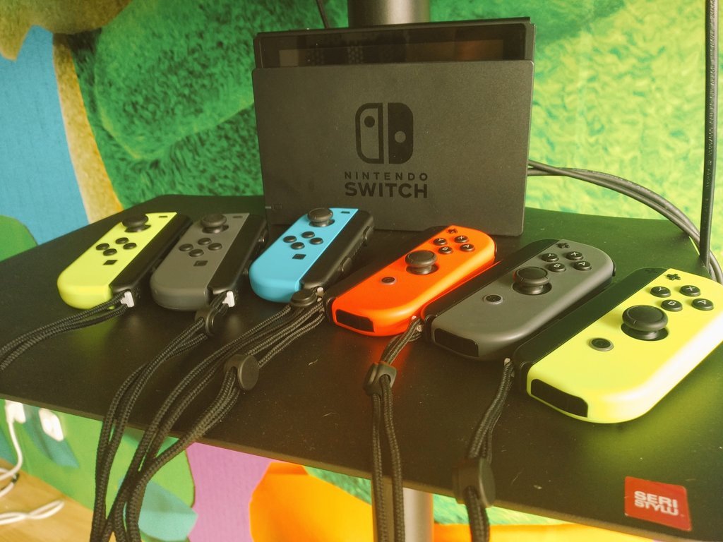 VideojuegosGAME's tweet image. Hoy estamos en el Showroom de @NintendoES para descubrir #SuperKickersLeague de la mano de su creador, Joan Pons de @XalocStudios ⚽ ¡Aquí no hace falta que sepas mucho de fútbol, sino tener ganas de pasarlo genial porque el juego es muy divertido! 😊