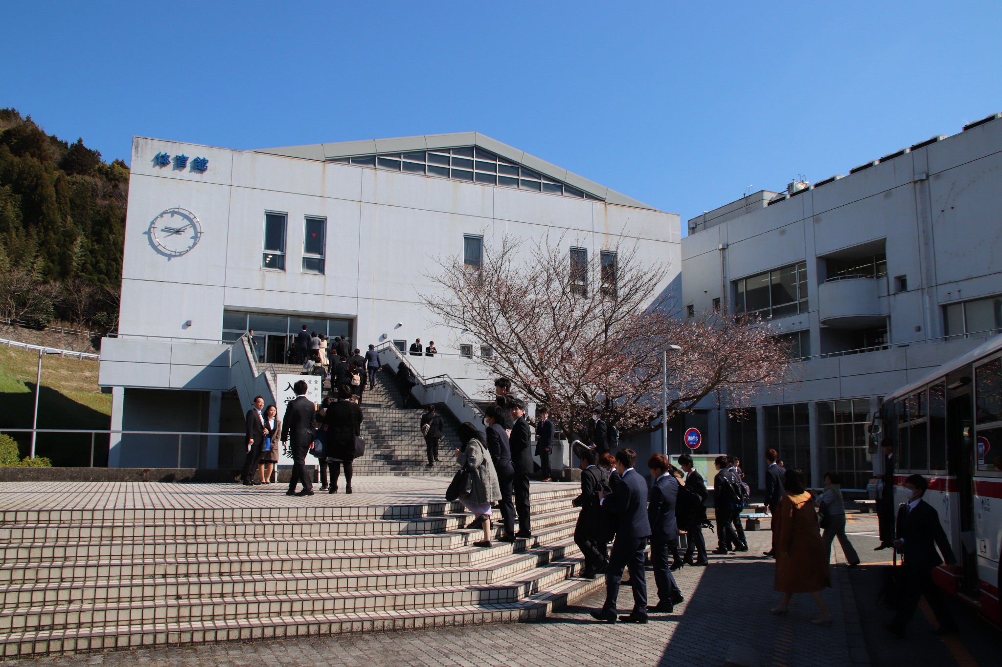 愛知工科大学 愛知工科大学自動車短期大学 19年4月2日 火 愛知工科大学体育館にて19年度入学式を挙行しました 新入生の皆さん ご入学おめでとうだケロ 愛知工科大学 愛知工科大学自動車短期大学 19年4月2日 火 愛知工科大学体育館にて19年度入学式を挙行しました 新入生の皆さん ご入学おめでとうだケロ