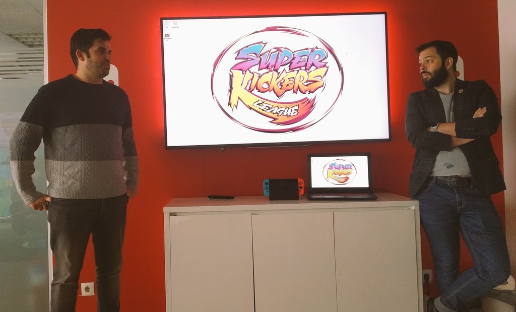 VideojuegosGAME's tweet image. #SuperKickersLeague es un juego de fútbol muy arcade donde no hay ninguna regla. El objetivo principal es, según su creador que "cualquiera pueda pasárselo bien aunque odie el fútbol". Aquí un CM que da fe de que eso se ha conseguido 😅
En serio, es muy, muy divertido 😋