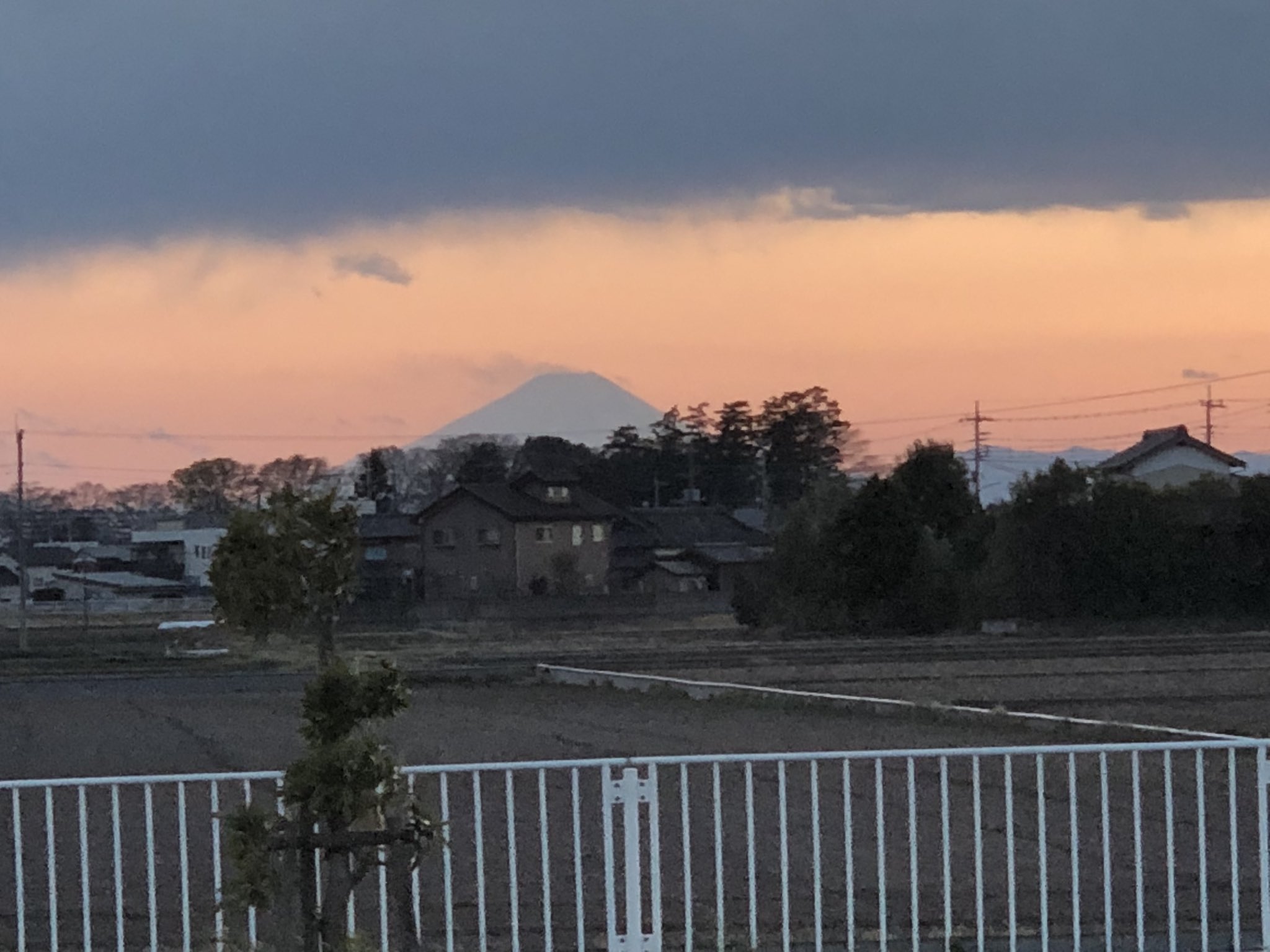 クイックモーションkawagoe 今日は寒い あれは富士山かな 店の外に出たら見えた 夕日 川越市 4wd Suv クイックモーションkawagoe 中古車 クイックモーション本店 T Co 5ywrqvlwsk Twitter