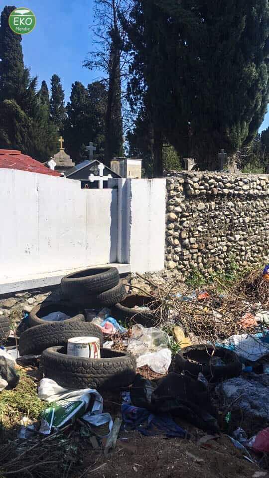 MendjeEko's tweet photo. Pastruam nje zone qe prej muajsh ishte e ndotur nga inertet &amp;mbeturinat shtepijake,afer varrezave te Rrmajit.U pastruan plot dy kazana me mbeturina &amp; nje kamioncine,kjo vullnetare.I bejme thirrje qytetareve te mos ndosit kete vend per respekt ndaj te vdekurve qe jane ne ato! https://t.co/zPro0KqjIj