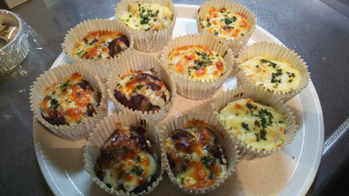 千 まったり作業中 A Twitter お弁当用にミニグラタン作ったヽ ゚ ゚ヽ 鳥ささみ肉と3種のキノコ ホワイトソース ハンバーグとしめじ デミグラスソース ささみ肉のは市販の香草焼きパウダー ハンバーグは冷凍のを利用 お手軽 ホワイトソースと