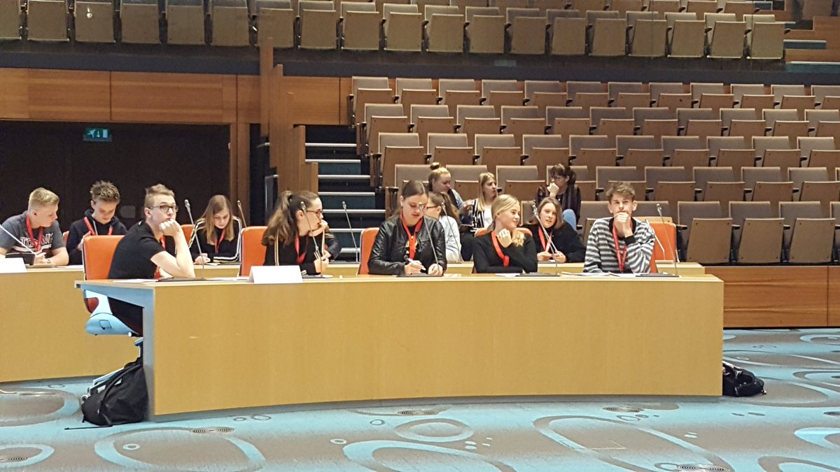 Democratiespel in de Statenzaal  over festivalsubsidies met jongeren uit Hardenberg. Jong geleerd oud gedaan. #psov #cda #hardenberg