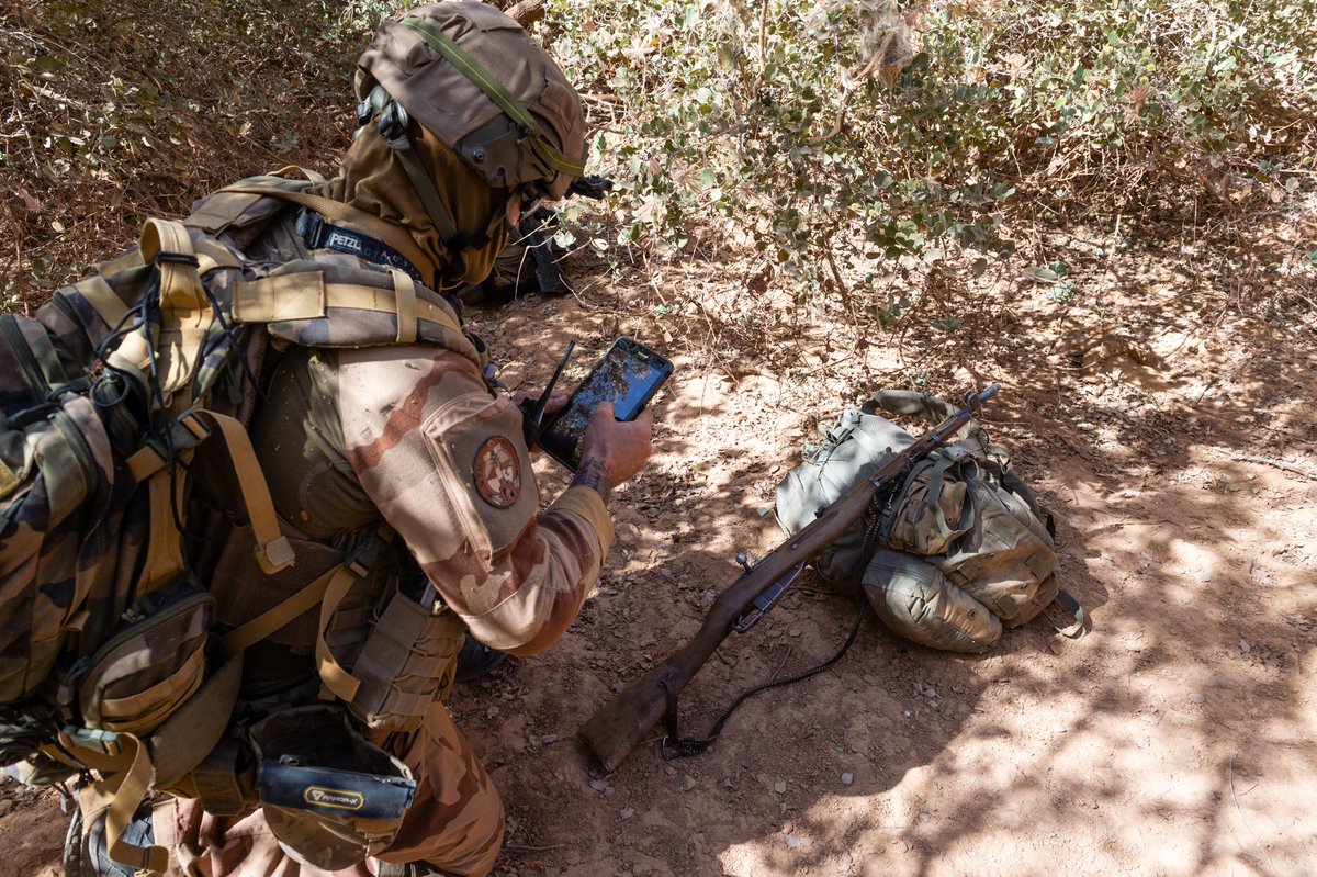 EtatMajorFR's tweet image. [#In_Barkhane] Opération de fouille dans le #Liptako. 
Les fouilles minutieuses conduites du 1er au 2 mars dans une importante zone boisée ont mené à la destruction du matériel trouvé : obus, grenades, fusils, munitions… bit.ly/In_BKN_Fouille