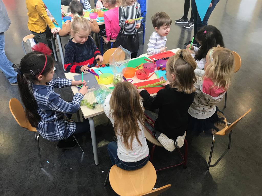 sandra_vat's tweet photo. Vandaag was het Toppie kabouterfeest op Rajubibos in Heerjansdam. Tijdens het kabouterfeest voor groep 1 en 2 stonden de JOGG-thema's centraal. De ochtend voor kleuters en ouders bestond uit 3 onderdelen: op(voeding), beweegkriebels en sport en spel #jogg #toppie #gezondheid https://t.co/tdZusnrjmZ