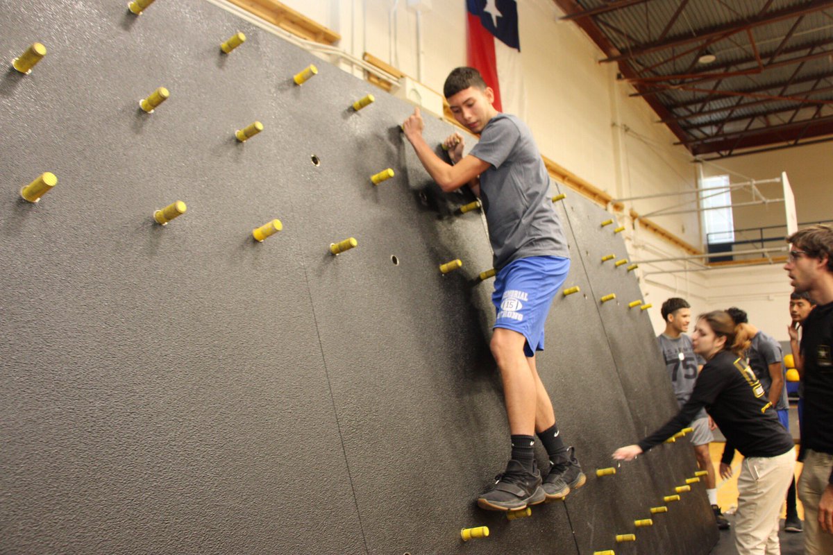 EISDMemorialHS's tweet photo. Students demonstrate their physical fitness and mental strength through strategic stability, air lift, board walk, and other activities in the @GoArmy High School Challenge. #MemorialMinutemen #MHSOneTeam https://t.co/fIs55pMqj0