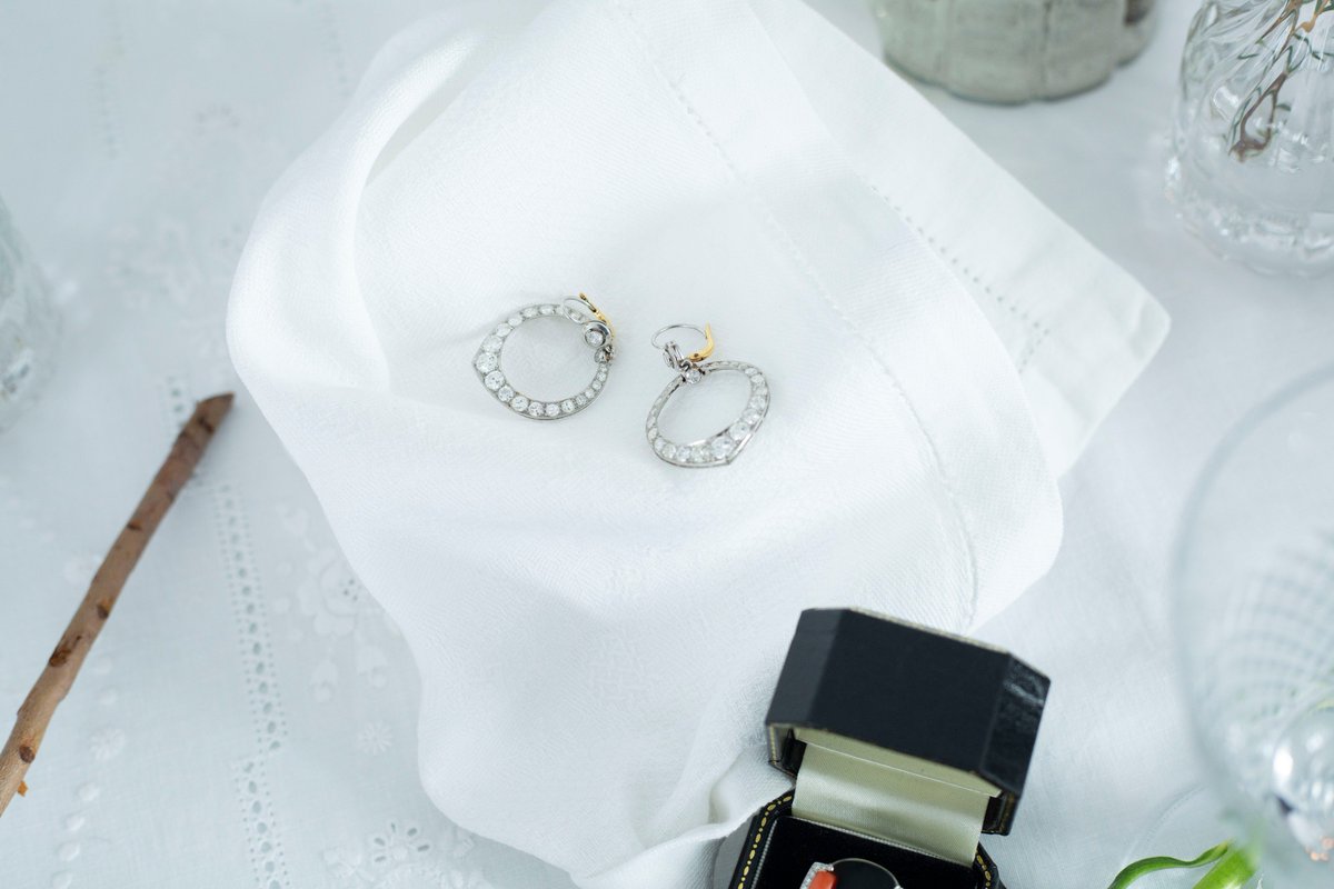 BARCENAJOYAS's tweet photo. “Siempre puedes decir qué tipo de persona cree un hombre que eres por los pendientes que te da”. Audrey Hepburn

Pendientes de los años 30, estilo art decó, realizados en oro y platino con brillantes de @BARCENAJOYAS https://t.co/MNY67fnZpB