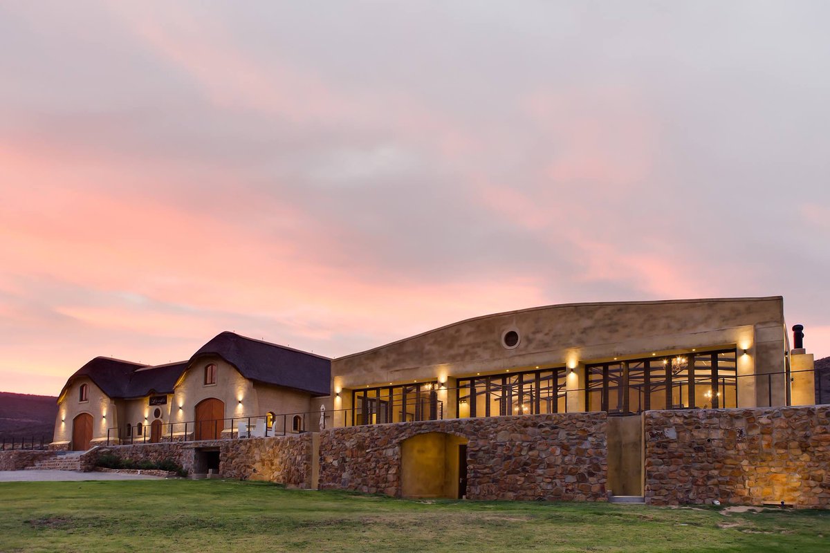 LordsWines's tweet image. Nestled away in glorious isolation, at the end of the McGregor valley lies Lord’s Wines. High up the McGregor Mountains you will find an oasis of lush green lawns, sweeping vistas and indigenous fynbos. #SAWineShowcase #LordsWines #tastethelifestyle