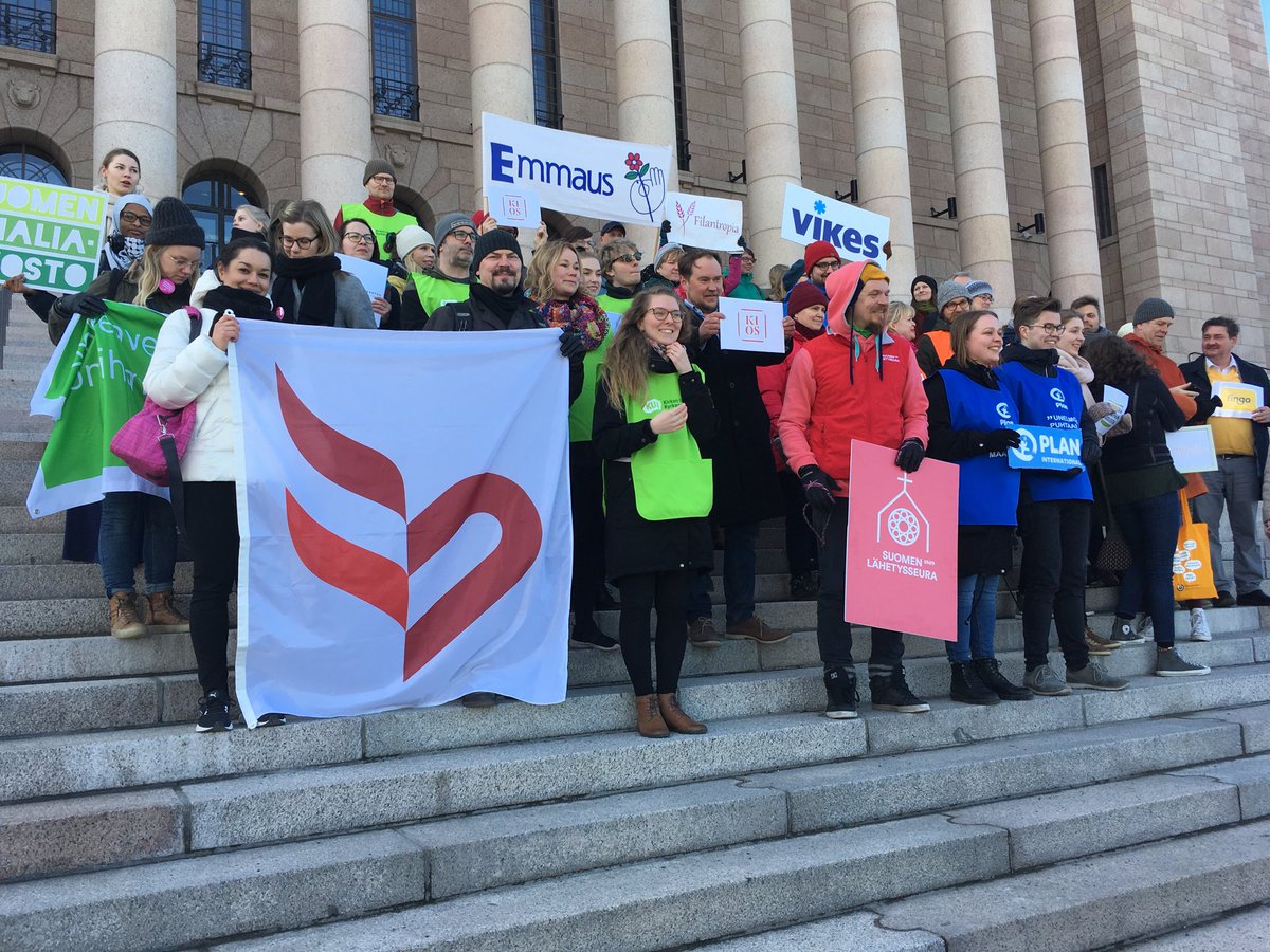 MPaasolainen's tweet photo. Järjestöjen ryhmäkuva Eduskuntatalon portailla. Seuraavaksi Narinkkatorille tapaamaan puolueiden ehdokkaita. https://t.co/RUJ1P2k0Um