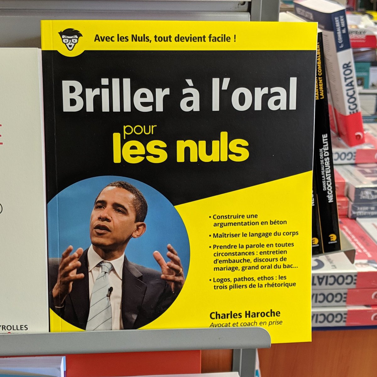 Voir son livre sur un présentoir, y a pas à dire, ça fait quand même un petit quelque chose 📕🙏