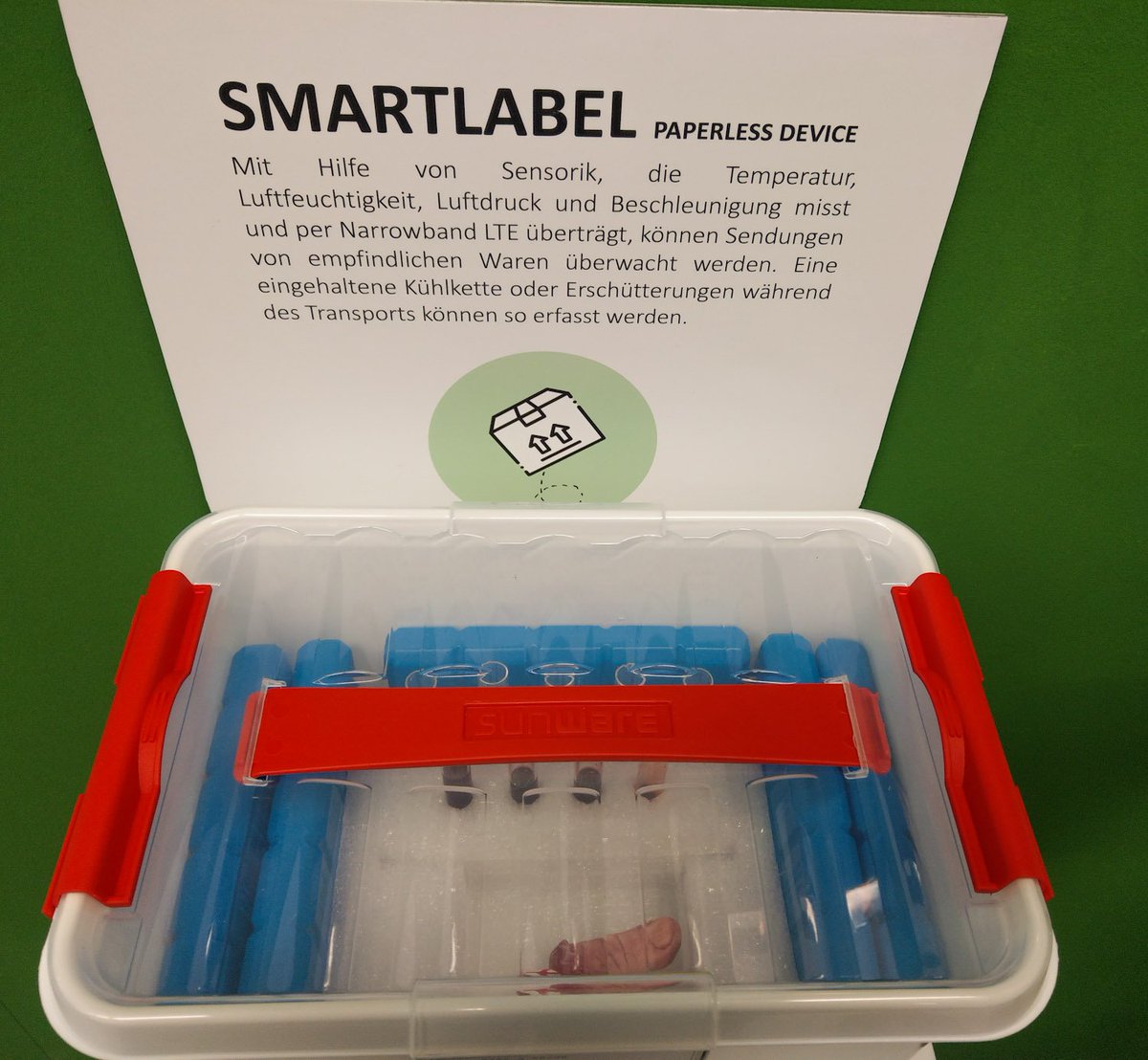FieteBrand's tweet photo. Anschauliches Beispiel für Sensorik:
Smartlabel für den Transport
#dphm19 #Hausmesse #Dataport #Mobilität https://t.co/fMyjYHFuz1
