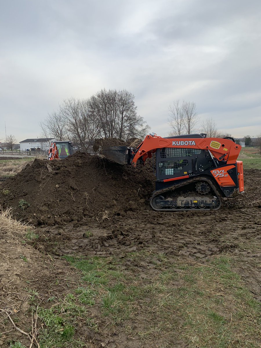 DeweyMann309's tweet photo. Another good day for #equipmentoperation at #Waterman Ag and Natural Resource Laboratory. Good temp and no rain. Two more lab sections. #handson #operation #crosstrain #management #jobs #safetyfirst #ASM3360 #mymajorscooler @OhioStateFABE @CFAES_OSU @KubotaTractor @ColumbusEquip https://t.co/WWpuQYX4ca