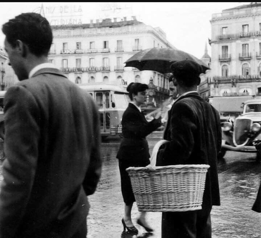 Buenas tardes Twiteros, aunque poco, llueve 🌦️📷Puerta del Sol, 1955 Cas Oorthuys <a href="/madridnube/">De Madrid a la Nube☁</a> <a href="/PodCastizo/">PodCastizo, el podcast de Madrid.</a> <a href="/HOSTALPERSAL/">Hotel Madrid 🏩 Hostal Madrid ⭐️⭐️⭐️⭐️⭐️⭐️⭐️</a> @3S5pepe <a href="/JCRadophoto/">JCRadophoto</a> <a href="/jmmcorral/">jmmcorral</a> <a href="/celesgalan64/">Celeste Galan</a> @gmales74 <a href="/montesdeocapl/">Pilar Montes de Oca (MDO Producciones)</a> <a href="/Mac3427Milagros/">MILAGROS</a> <a href="/malele_caro/">Malele Caro</a> <a href="/ManuelRevilla57/">Manuel Revilla</a> @ToniGutiFoto <a href="/Gigaherzio/">Daniel</a> <a href="/InmiMadrid/">Inmi Madrid</a>