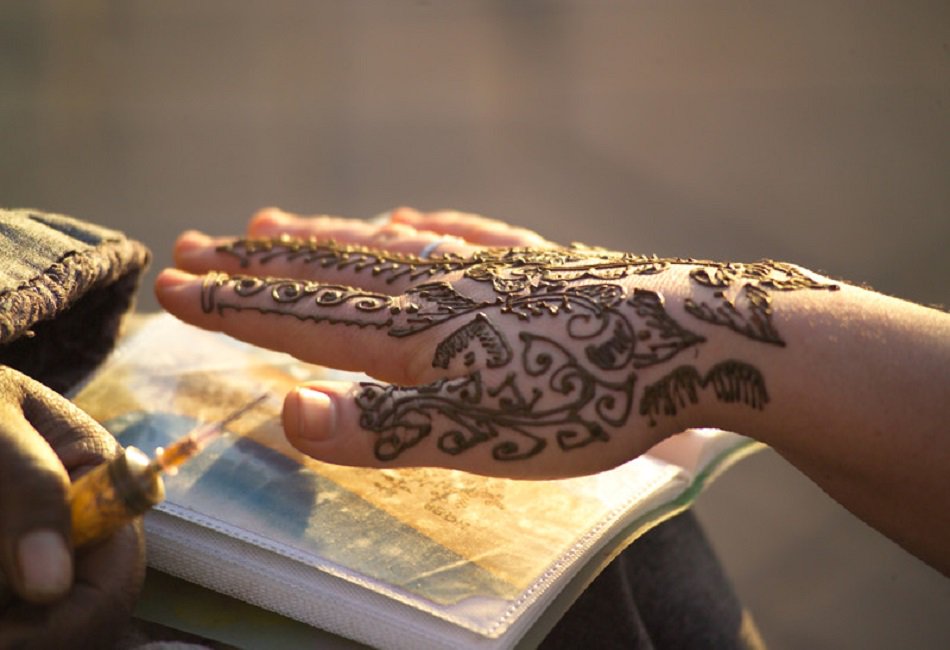 morocco_trust's tweet photo. HENNA TATTOO IN MARRAKECH: 
Decorative and attractive henna art on the skin is a long-standing part of Moroccan culture. A tradition often associated with wedding rituals and other important celebrations. https://t.co/AnMv7siAYT https://t.co/Z0tqUuiBV6