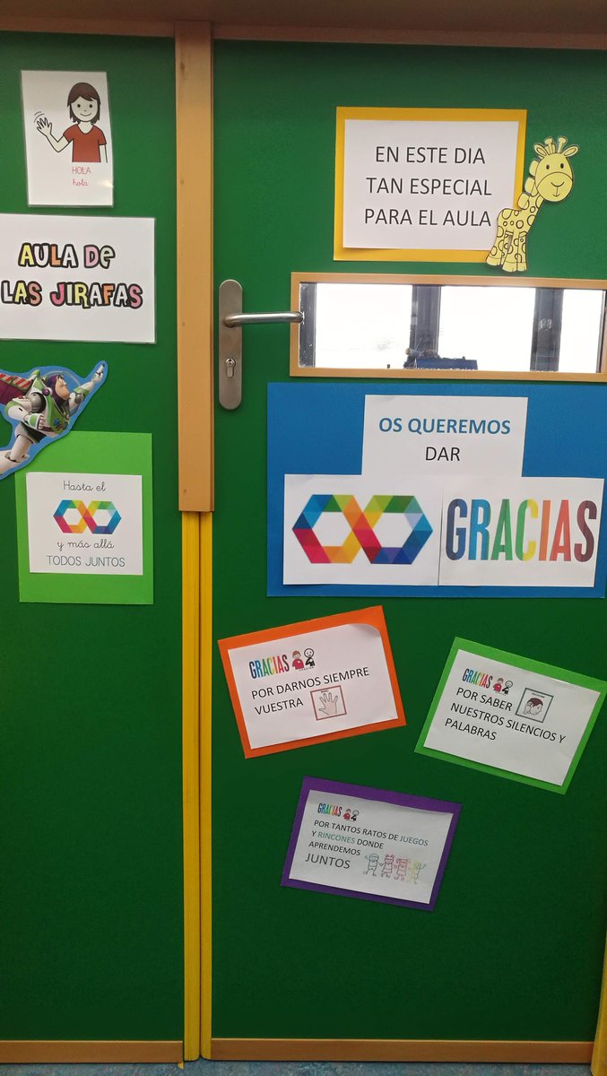 marianistas_zgz's tweet photo. Nuestros alumnos del aula Jirafa en #marianistas seguro que están viviendo el  #DiaMundialAutismo de una forma muy especial. Sus compañeros les han dejado un montón de mensajes en la puerta de su clase https://t.co/WVXbxXJhlu
