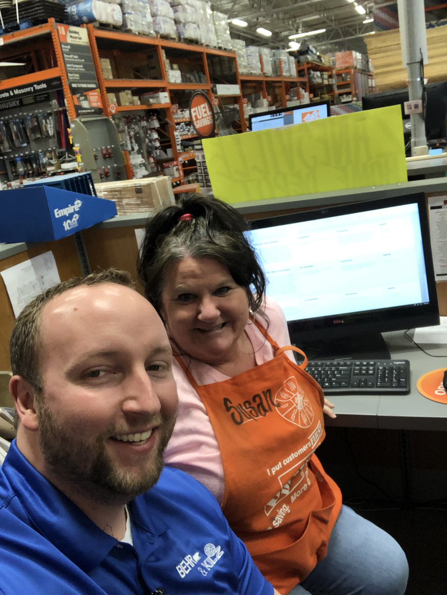 Going through the heat map with the amazing people at 3883! D24 dept of the week! PASAs, Pro DH, Paint DH, Paint Associates, and ASM! #SelfieGameStrong #Kinda #FirstTake #JustKidding #MultiplePicturesHadToBeTaken