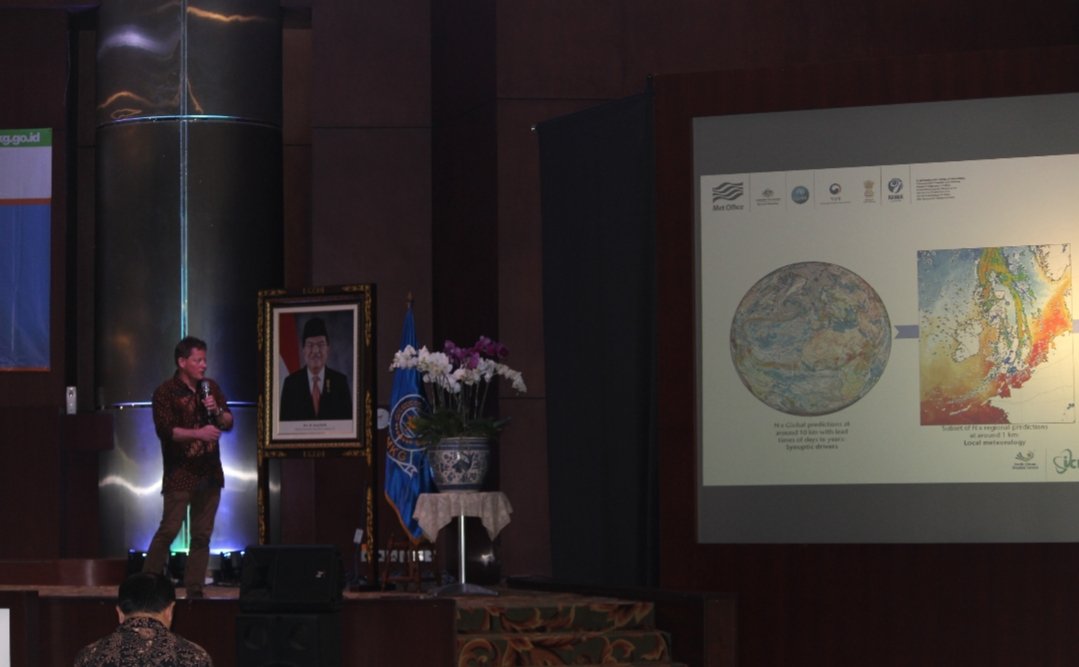 UKinIndonesia's tweet image. The🇬🇧 through @NewtonFund #WCSSP supports the development of early warning systems⚠for natural disasters to save lives. To mark the 69th World Met Day,@metoffice scientist Jon Petch spoke in @infoBMKG's event as 🇮🇩 aims to develop Indonesia Numerical Weather Prediction (Ina NWP)