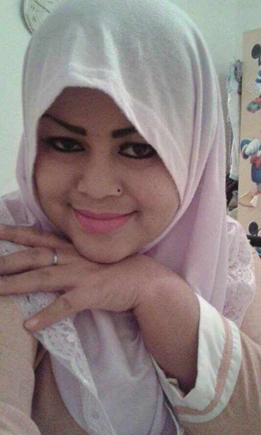 DNovazer's tweet photo. Diam diam si Teteh punya bawaan gede. Pantasan di tutupin sama jilbab dan baju longgarnya. 

Tapi berkat YAKIN si teteh jujur juga. Dan kasi #hadiah_coli 😀😁😂 https://t.co/RPk0RJD3JQ